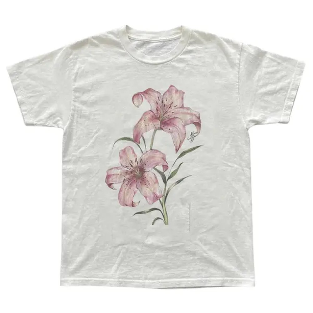 Vintage Fashion Ai - ピンクのユリの花柄Tシャツ、ツリーシャツ、ナチュラルTシャツ、ギフトシャツ、ユニセックスヴィンテージグラフィックTシャツ、ゴシックグランジ、Y2K、エモシーン、アミティアフィリクションスタイルの服、男性女性用ストリートウェア