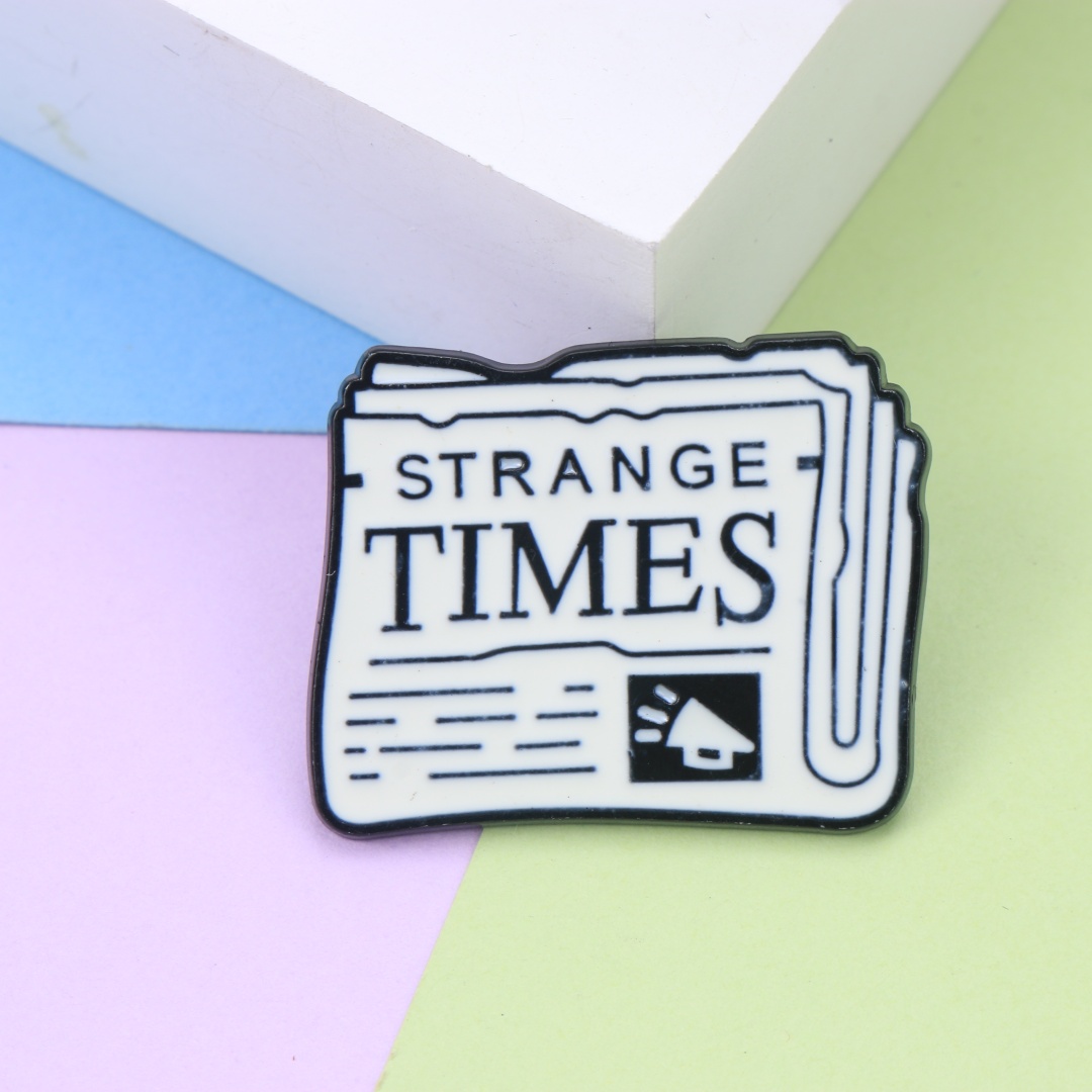 Vintage Fashion Newspaper - レトロ新聞紙「Strange Times」エナメルラペルピン、ヴィンテージテキストメタルバッジ、バックパックや服の装飾用ブローチ、ミニマルな美的ギフト