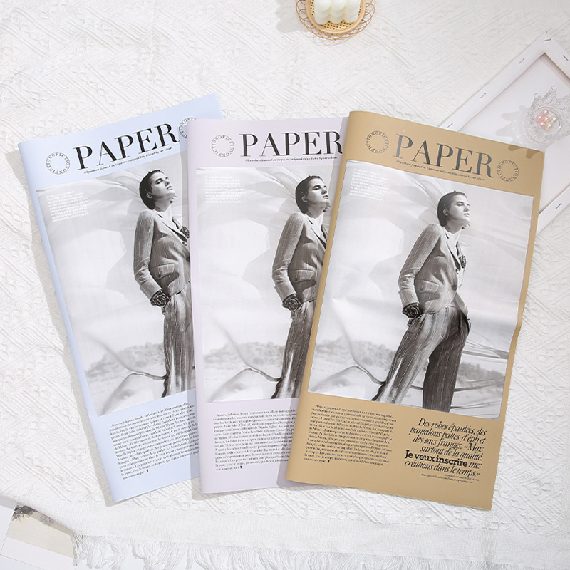 Vintage Fashion Newspaper - プリント柄の花束用包装紙、ヴィンテージ風の英語新聞柄、おしゃれな花の包装、ファッションウィークリーシリーズ、クラフト紙、花屋用品。