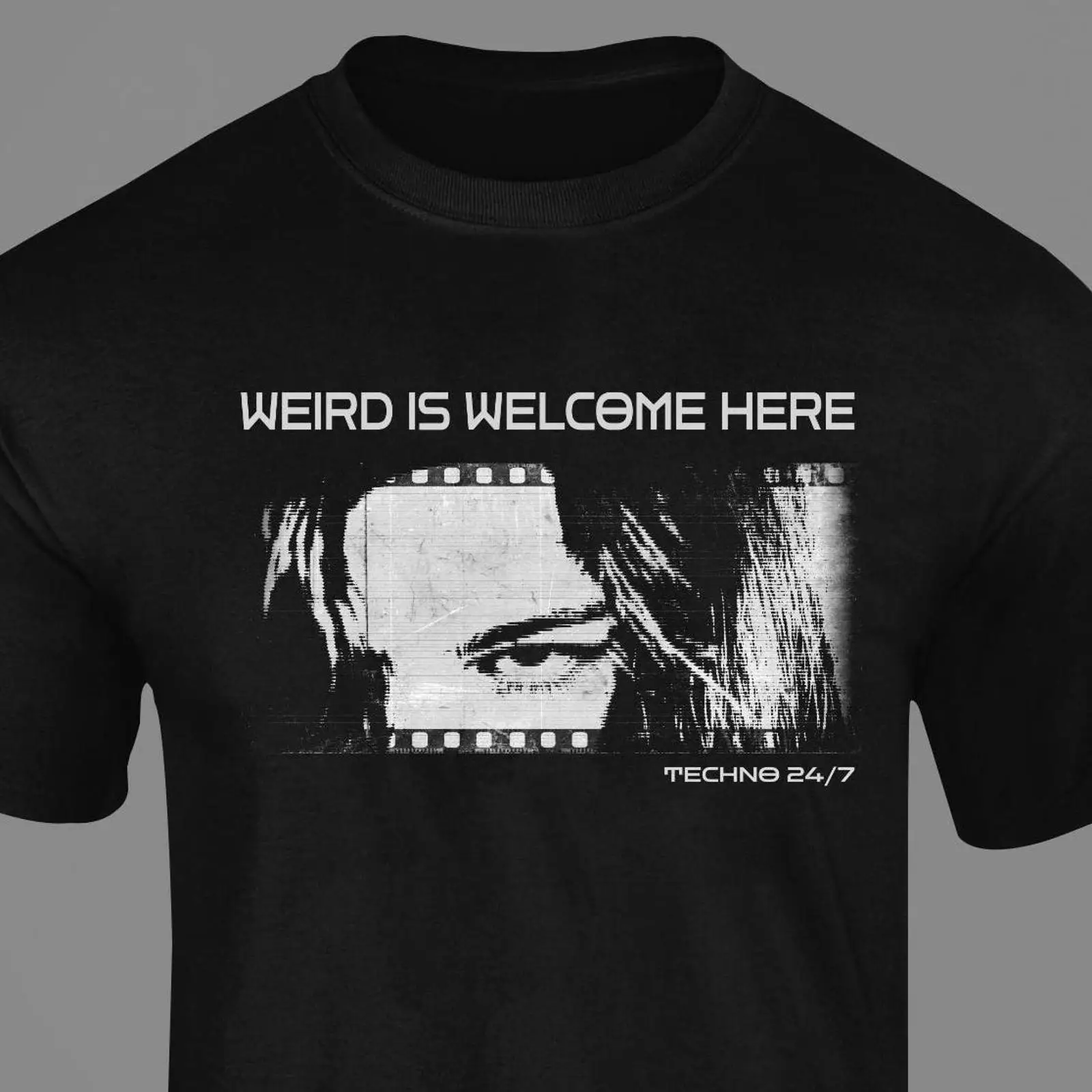 Weird is Welcome Here Tシャツ テクノ - Vintage Fashion Berlin のレビューと価格