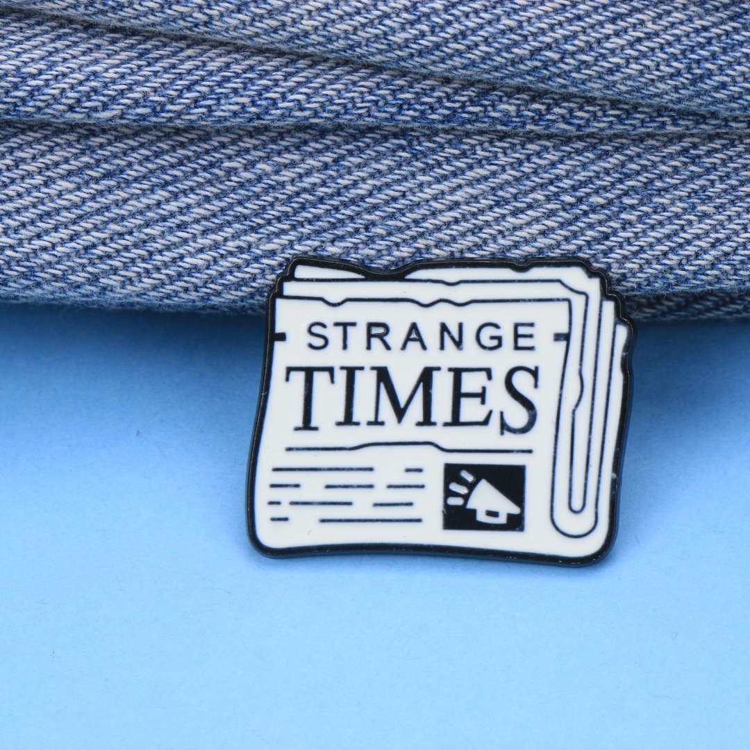レトロ新聞紙「Strange Times」エナメルラペルピン - Vintage Fashion Newspaper のレビューと価格