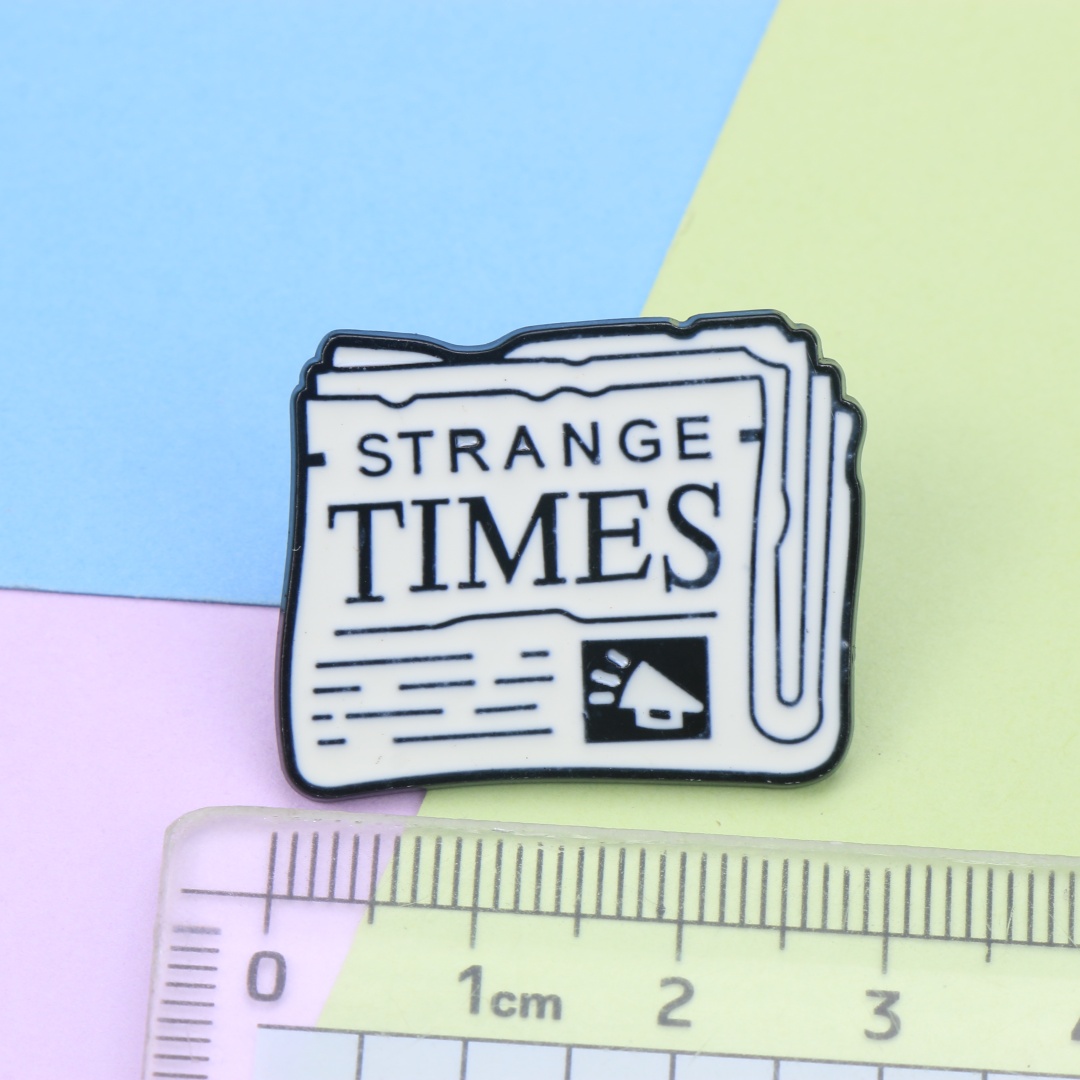 レトロ新聞紙「Strange Times」エナメルラペルピン - Vintage Fashion Newspaper のレビューと価格
